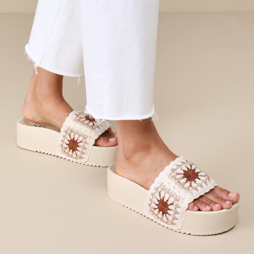 NIB Dirty Laundry Worble Cream Multi Crochet Flatform Slide Sandals